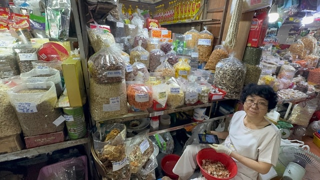 Nhộn nhịp chợ Tết 2026: Cảnh mua sắm thực phẩm ở TP HCM - Ảnh 10. Nhộn nhịp chợ Tết 2026: Cảnh mua sắm thực phẩm ở TP HCM - Ảnh 10.