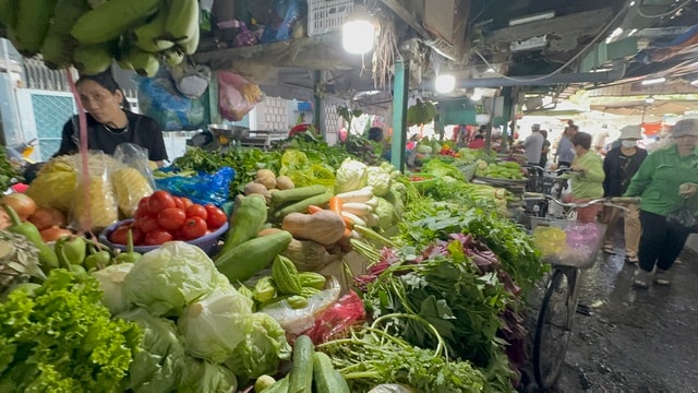 Nhộn nhịp chợ Tết 2026: Cảnh mua sắm thực phẩm ở TP HCM - Ảnh 8. Nhộn nhịp chợ Tết 2026: Cảnh mua sắm thực phẩm ở TP HCM - Ảnh 8.