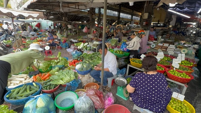 Nhộn nhịp chợ Tết 2026: Cảnh mua sắm thực phẩm ở TP HCM - Ảnh 9. Nhộn nhịp chợ Tết 2026: Cảnh mua sắm thực phẩm ở TP HCM - Ảnh 9.