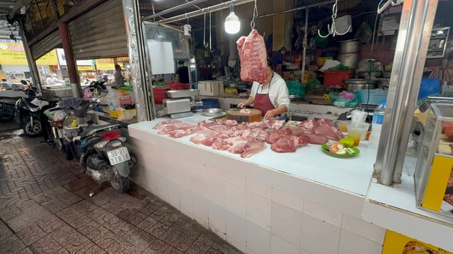 Nhộn nhịp chợ Tết 2026: Cảnh mua sắm thực phẩm ở TP HCM - Ảnh 6. Nhộn nhịp chợ Tết 2026: Cảnh mua sắm thực phẩm ở TP HCM - Ảnh 6.