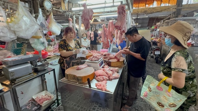 Nhộn nhịp chợ Tết 2026: Cảnh mua sắm thực phẩm ở TP HCM - Ảnh 4. Nhộn nhịp chợ Tết 2026: Cảnh mua sắm thực phẩm ở TP HCM - Ảnh 4.