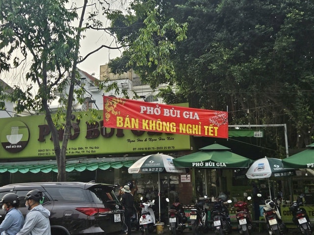Hàng quán TPHCM bán xuyên Tết 2026: Nơi phụ thu 30 % , nơi không tăng giá - Ảnh 2.