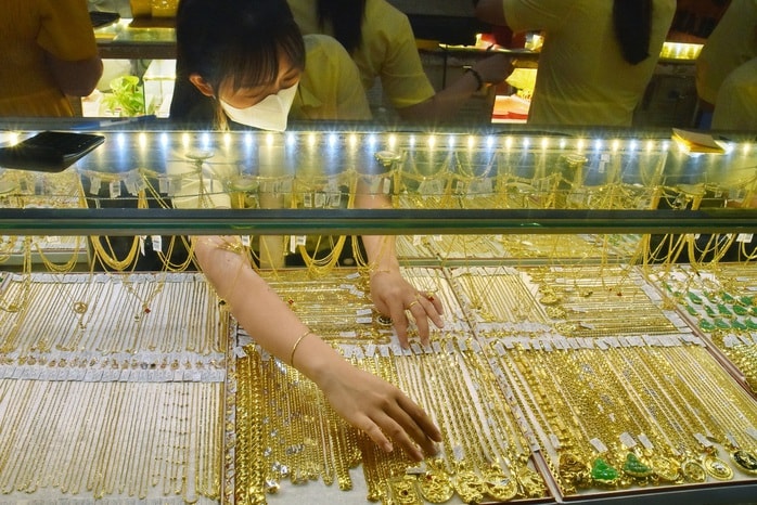 Giá vàng SJC giảm mạnh ngày 13 - 2: Thị trường vàng trong nước lao dốc - Ảnh 2.