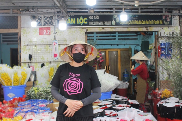 Valentine rơi sát Tết, nhiều sạp hoa ở TP HCM đìu hiu  - Ảnh 2.