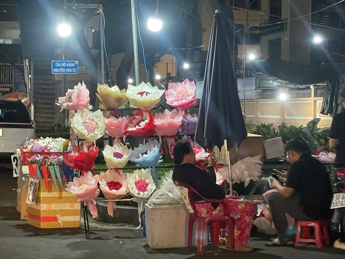 Valentine rơi sát Tết, nhiều sạp hoa ở TP HCM đìu hiu  - Ảnh 4.