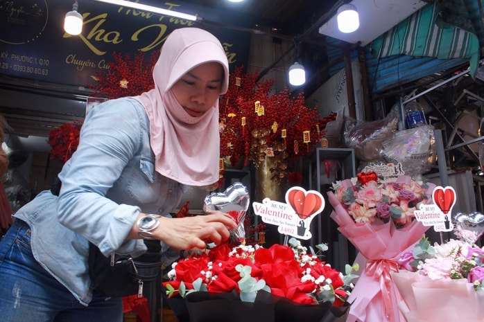 Valentine rơi sát Tết, nhiều sạp hoa ở TP HCM đìu hiu  - Ảnh 3.