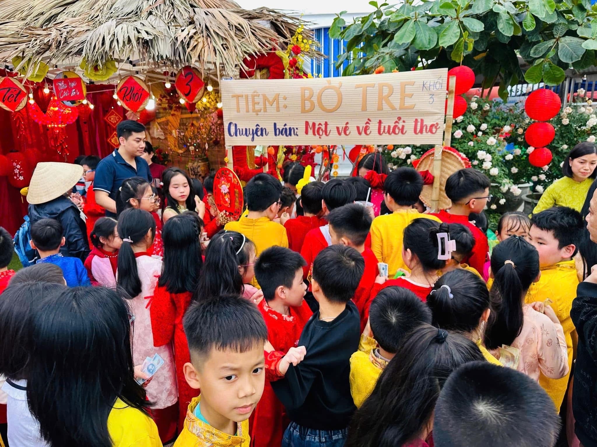 Trẻ thích thú với hội chợ Xuân, phòng tránh 'bắt cóc online'- Ảnh 1. Trẻ thích thú với hội chợ Xuân, phòng tránh 'bắt cóc online'- Ảnh 1.