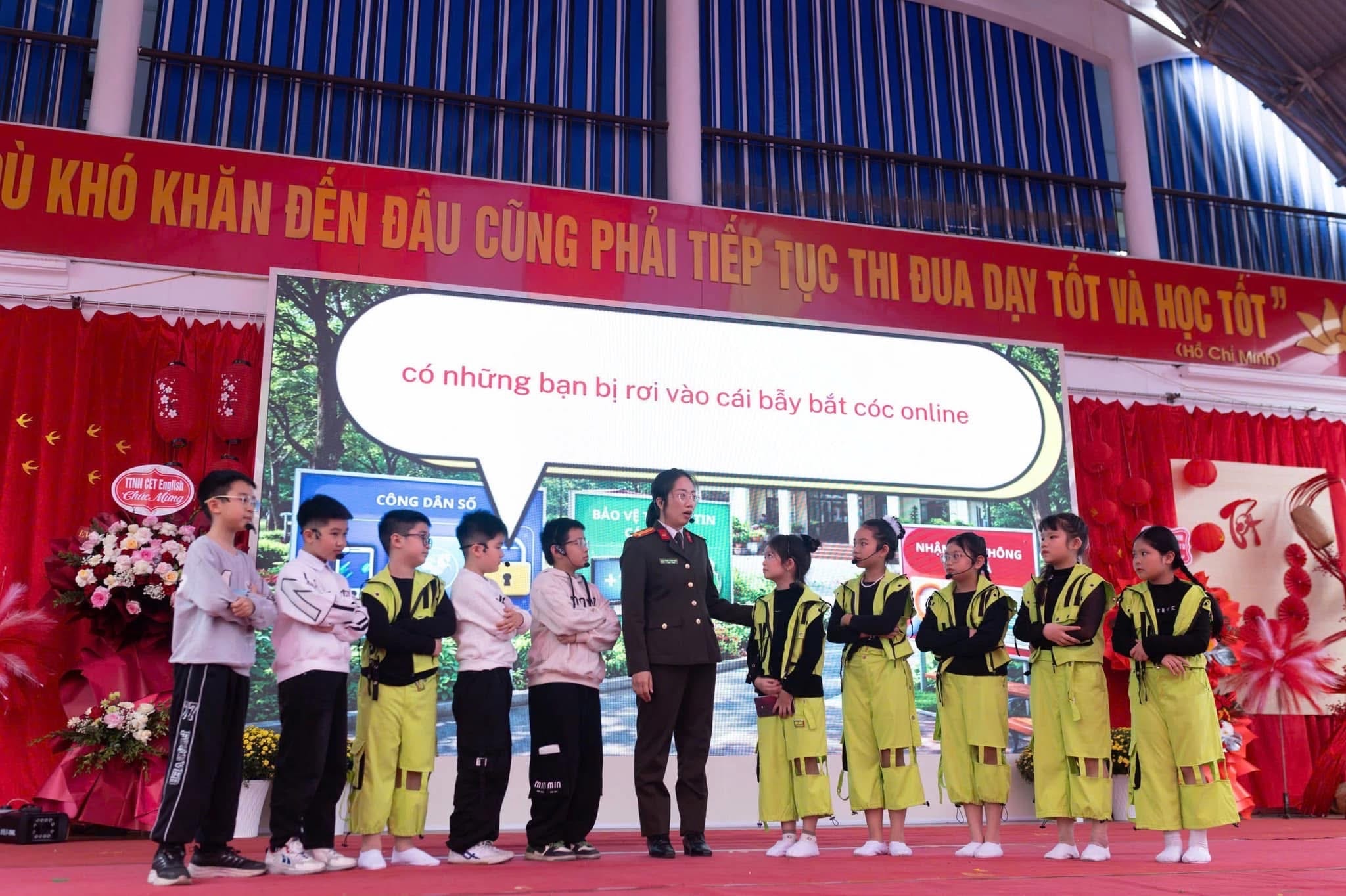 Trẻ thích thú với hội chợ Xuân, phòng tránh 'bắt cóc online'- Ảnh 3. Trẻ thích thú với hội chợ Xuân, phòng tránh 'bắt cóc online'- Ảnh 3.