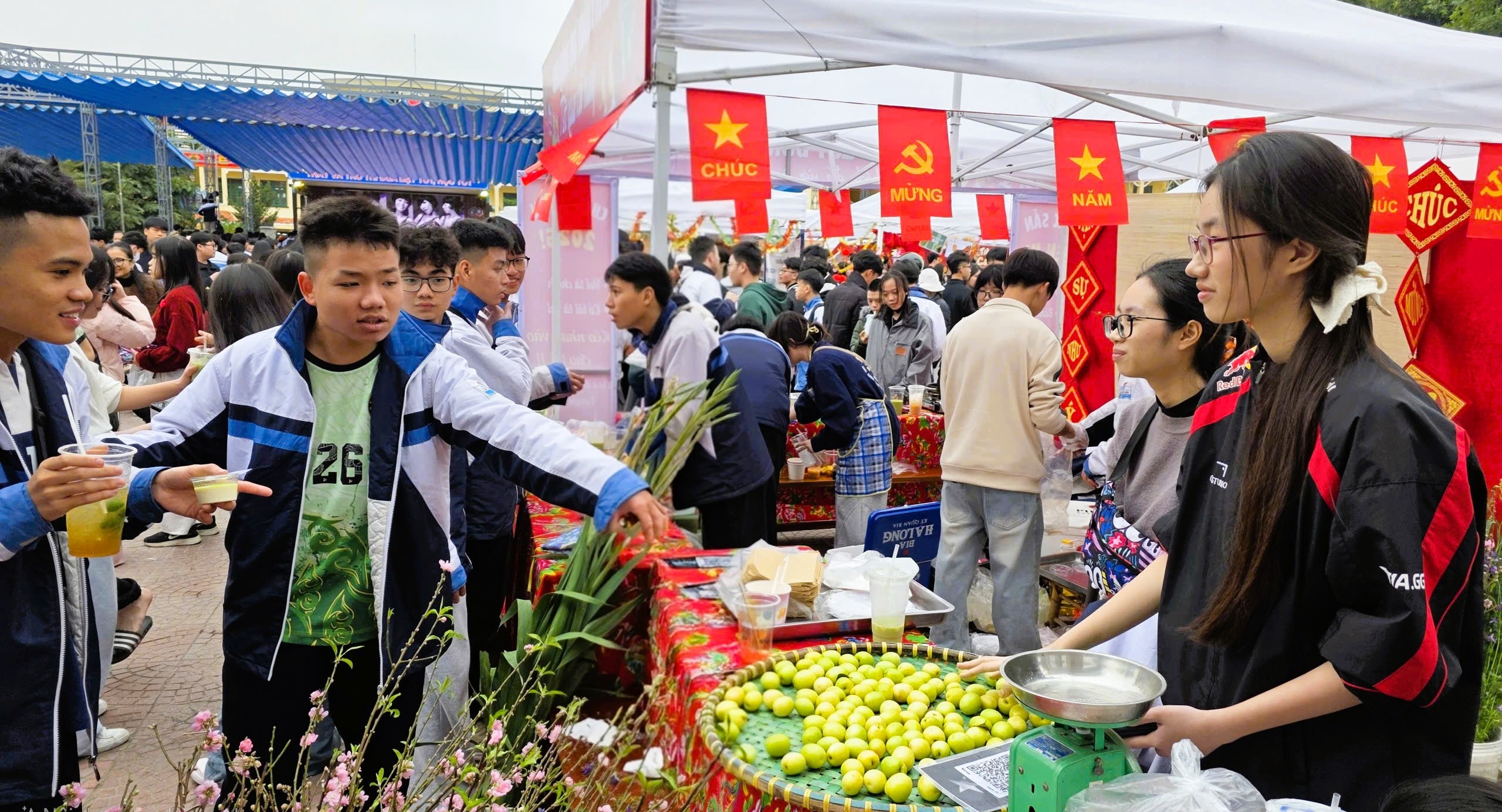 Trẻ thích thú với hội chợ Xuân, phòng tránh 'bắt cóc online'- Ảnh 5. Trẻ thích thú với hội chợ Xuân, phòng tránh 'bắt cóc online'- Ảnh 5.