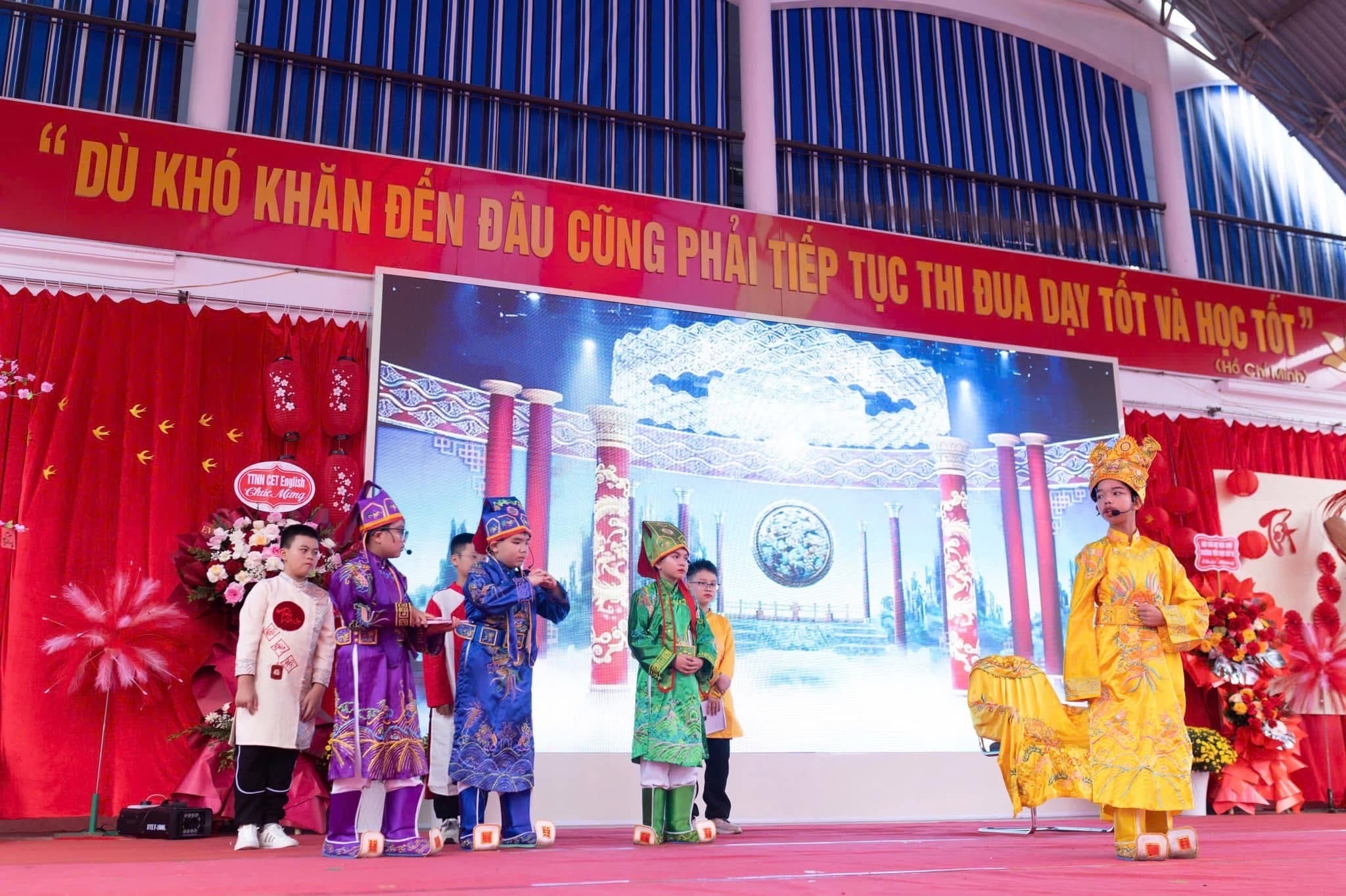 Trẻ thích thú với hội chợ Xuân, phòng tránh 'bắt cóc online'- Ảnh 2. Trẻ thích thú với hội chợ Xuân, phòng tránh 'bắt cóc online'- Ảnh 2.