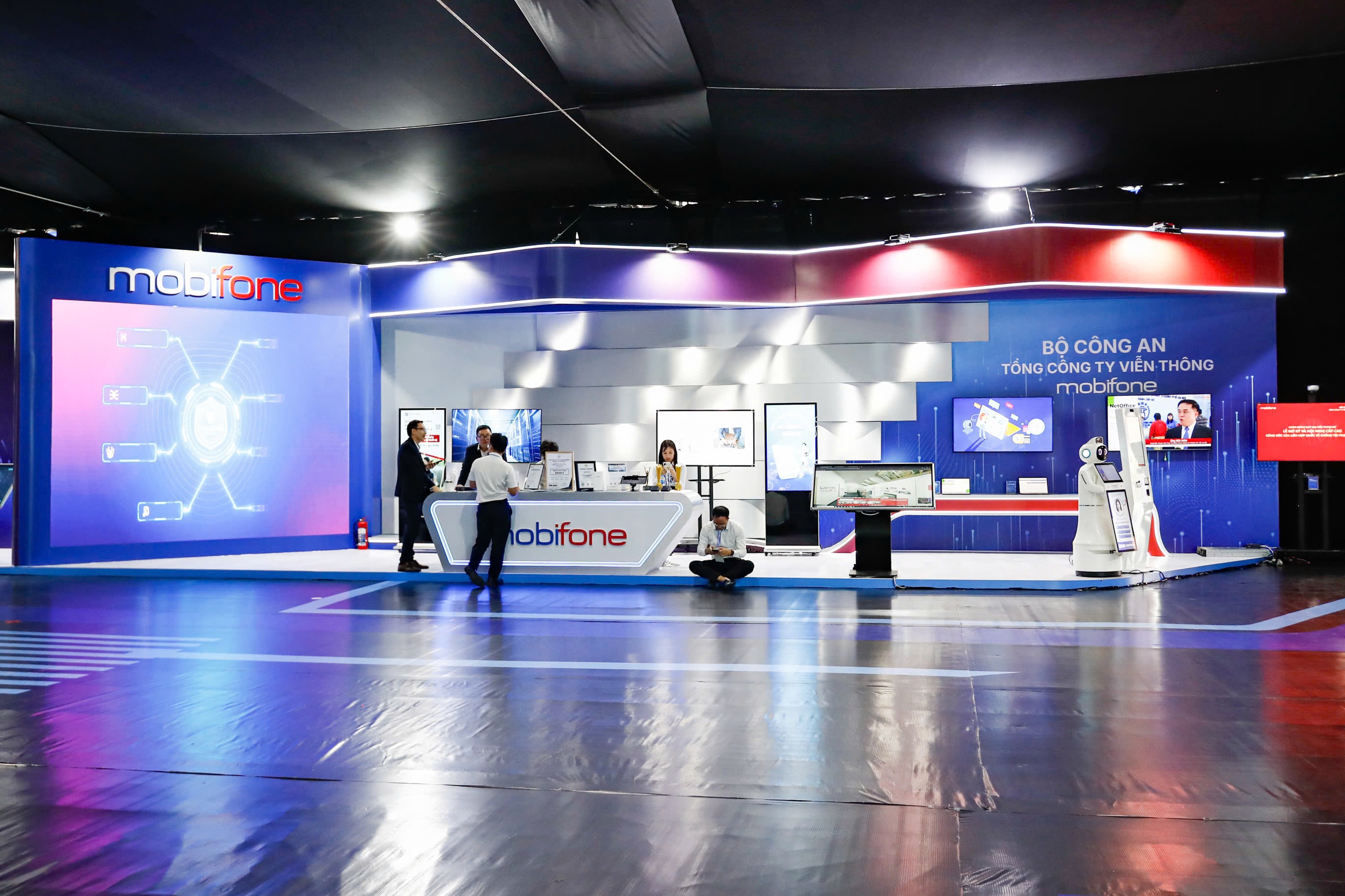Gian hàng Mobifone trong triển lãm quốc tế được tổ chức trong khuôn khổ lễ mở ký Công ước Hà Nội về chống tội phạm mạng. (Ảnh: Minh Đức)