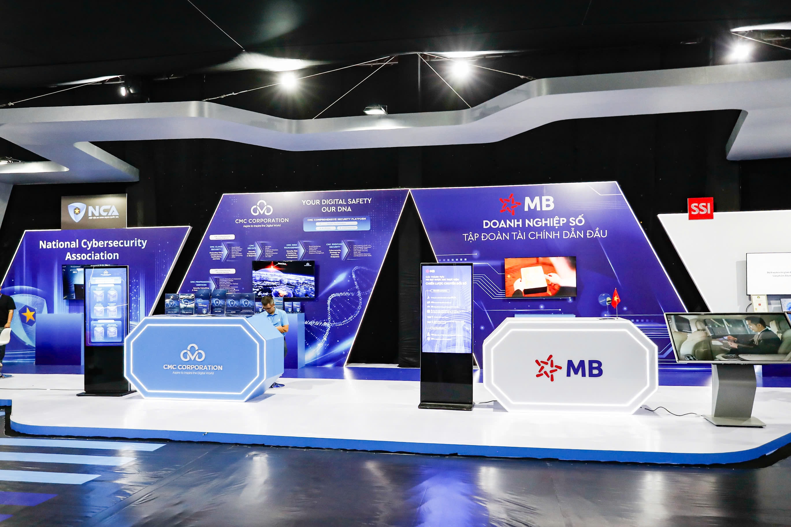 Triển lãm quốc tế được tổ chức trong khuôn khổ lễ mở ký Công ước Hà Nội về chống tội phạm mạng quy tụ nhiều doanh nghiệp Việt Nam, với các giải pháp đảm bảo an toàn cho không gian mạng. (Ảnh: Minh Đức)