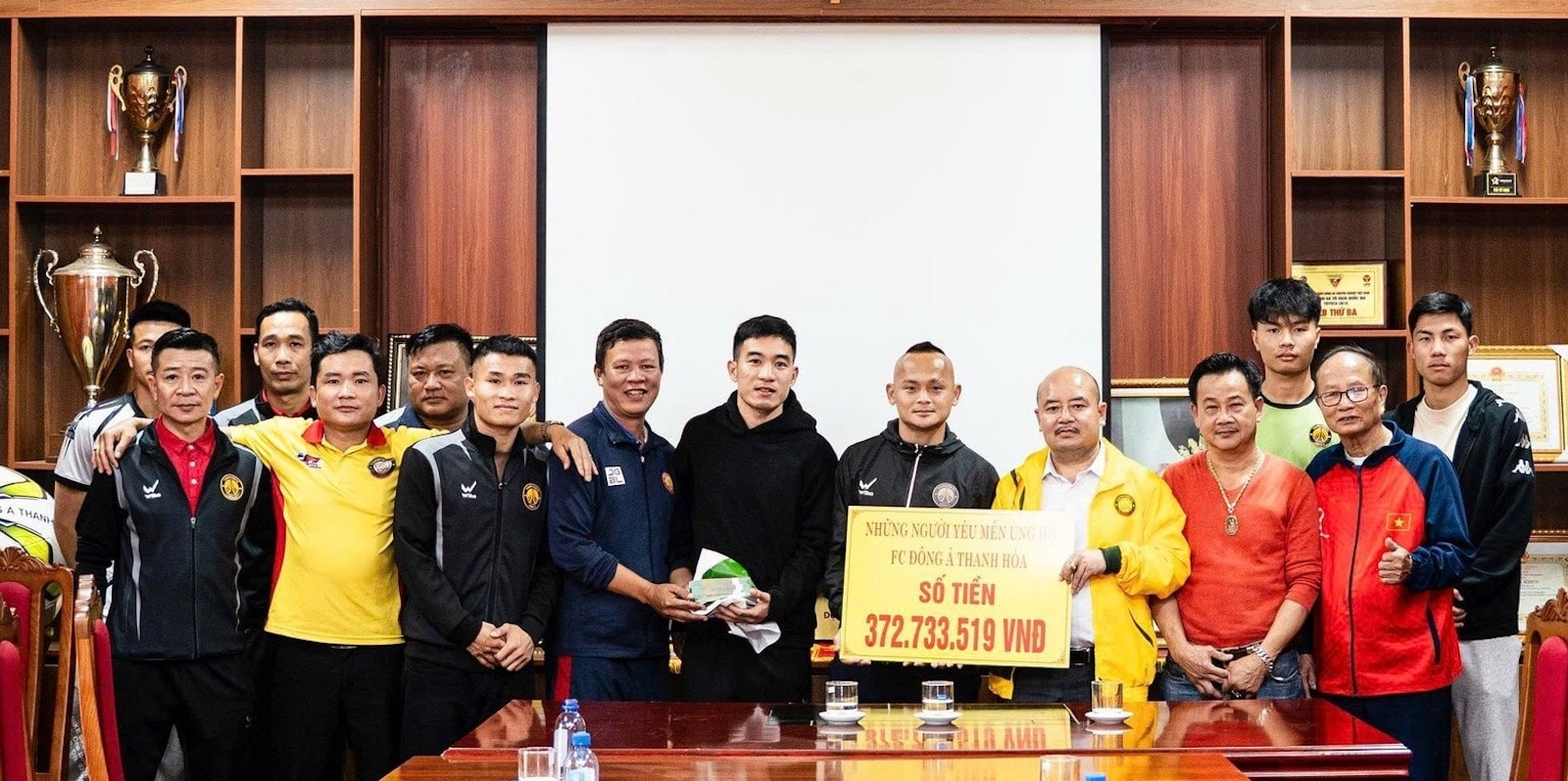 CĐV Thanh Hóa trao số tiền quyên góp để giúp cầu thủ có cái Tết tươm tất hơn.