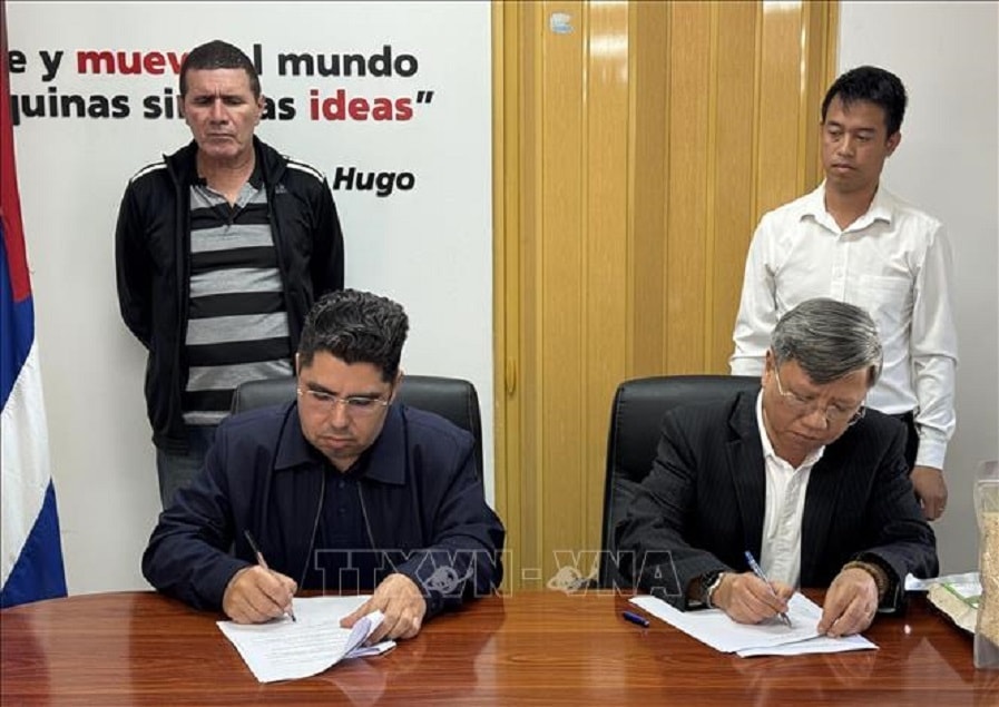 Đại sứ Việt Nam tại Cuba Lê Quang Long, và Thứ trưởng Bộ Nông Nghiệp Cuba Telce Abdel González ký biên bản giao nhận gạo.