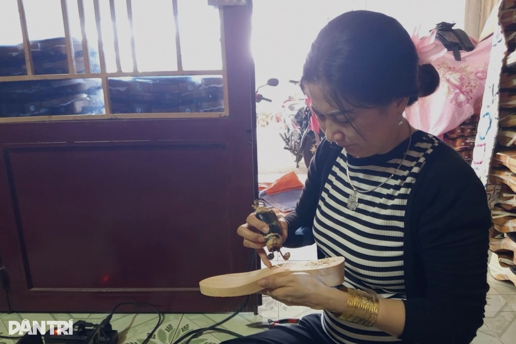 Từng đứng trước nguy cơ mai một, xưởng guốc gỗ tất bật lên đơn mùa Tết - 4 Từng đứng trước nguy cơ mai một, xưởng guốc gỗ tất bật lên đơn mùa Tết - 4
