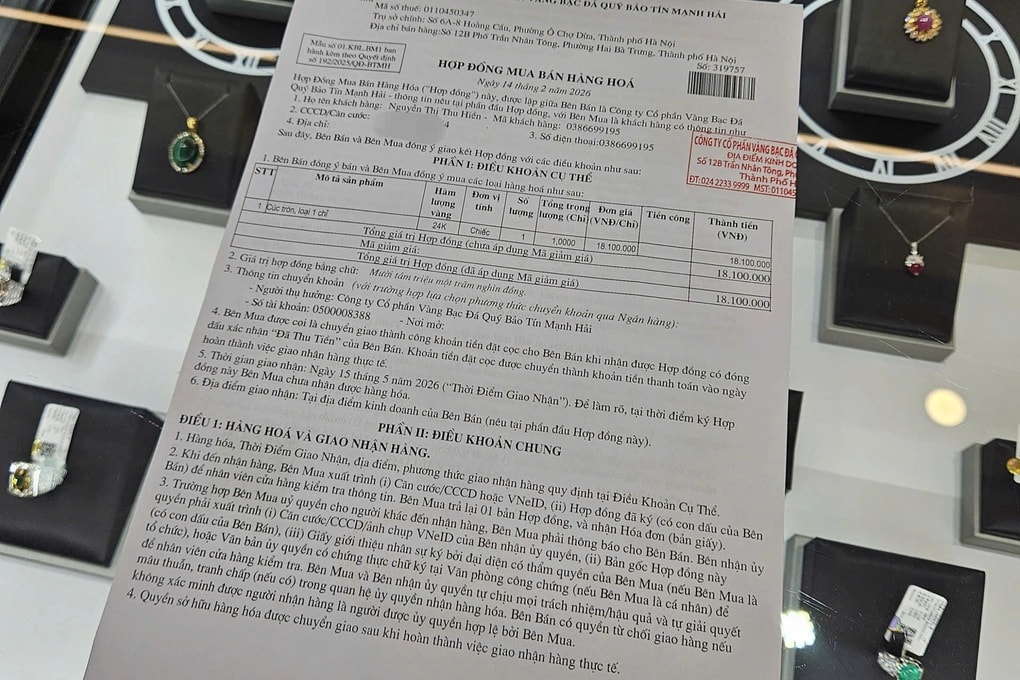 Dân đổ xô đi mua vàng những ngày sát Tết, chấp nhận cầm giấy hẹn 3 tháng - 2