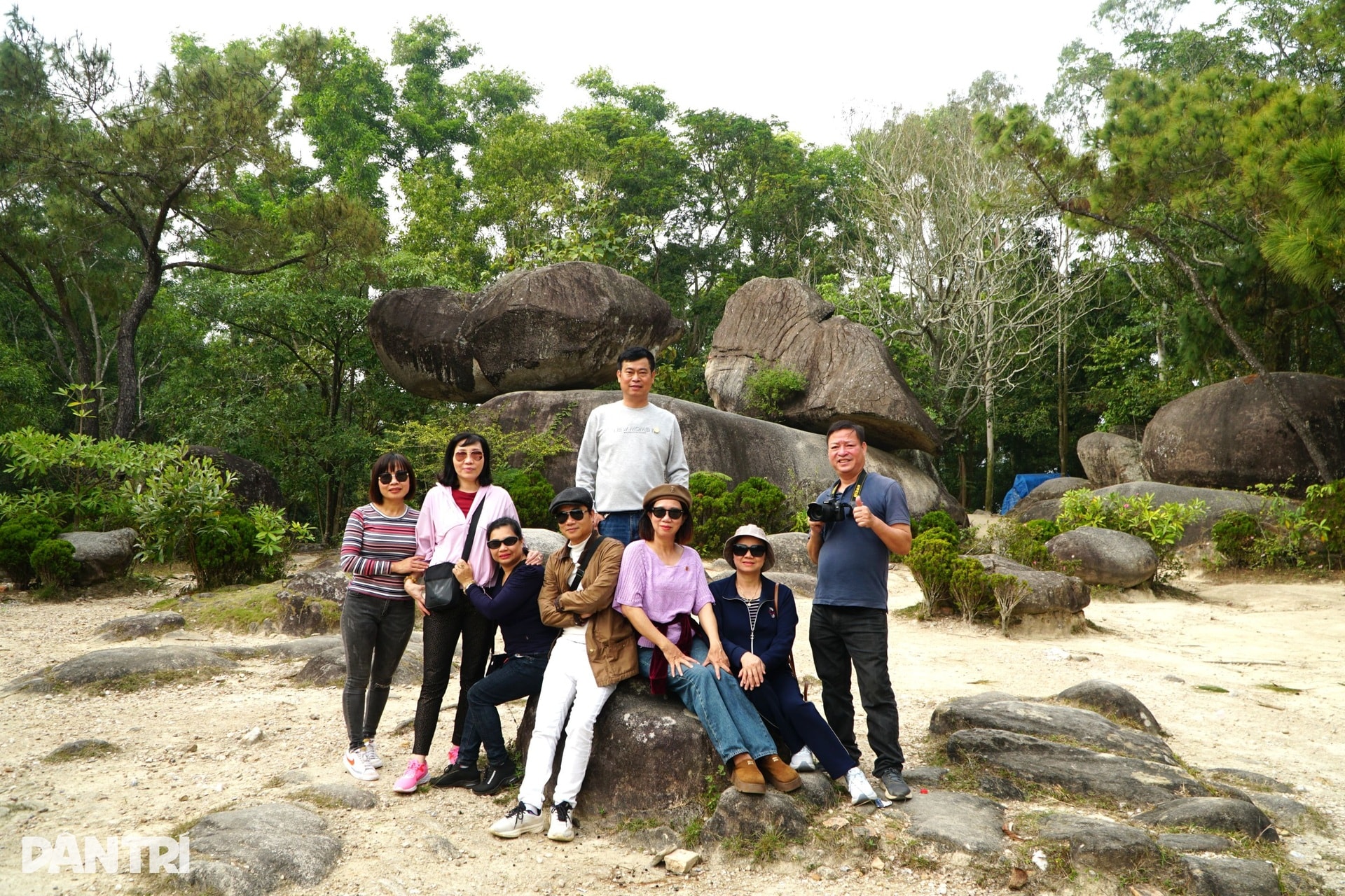 Hai phiến đá biểu tượng của tình yêu trên đỉnh Trường Lệ ở Sầm Sơn - 4 Hai phiến đá biểu tượng của tình yêu trên đỉnh Trường Lệ ở Sầm Sơn - 4