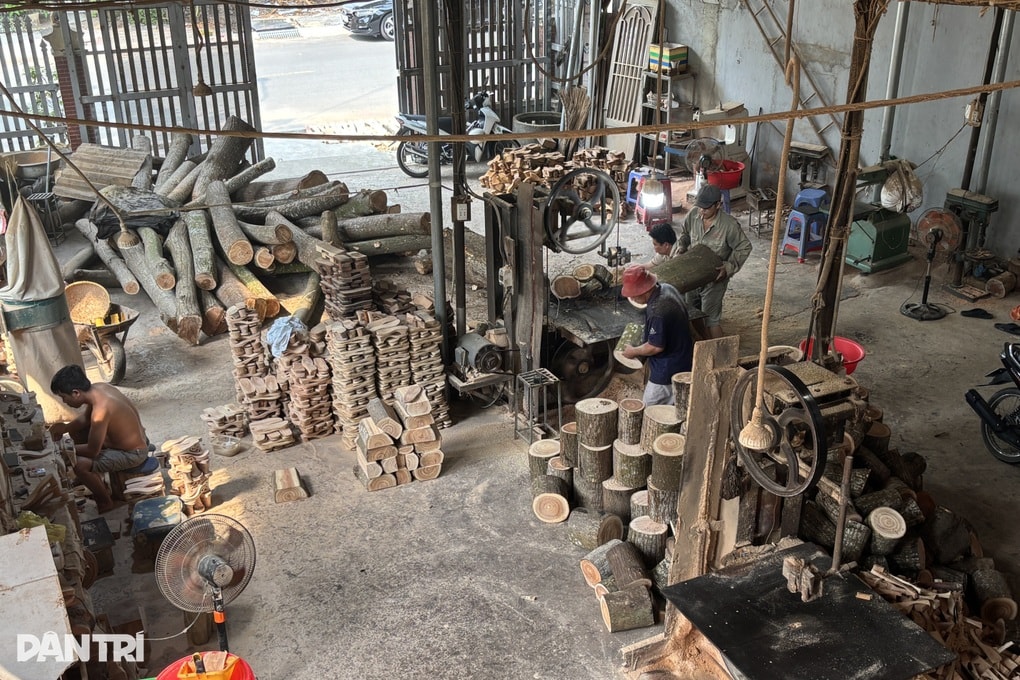 Từng đứng trước nguy cơ mai một, xưởng guốc gỗ tất bật lên đơn mùa Tết - 1 Từng đứng trước nguy cơ mai một, xưởng guốc gỗ tất bật lên đơn mùa Tết - 1