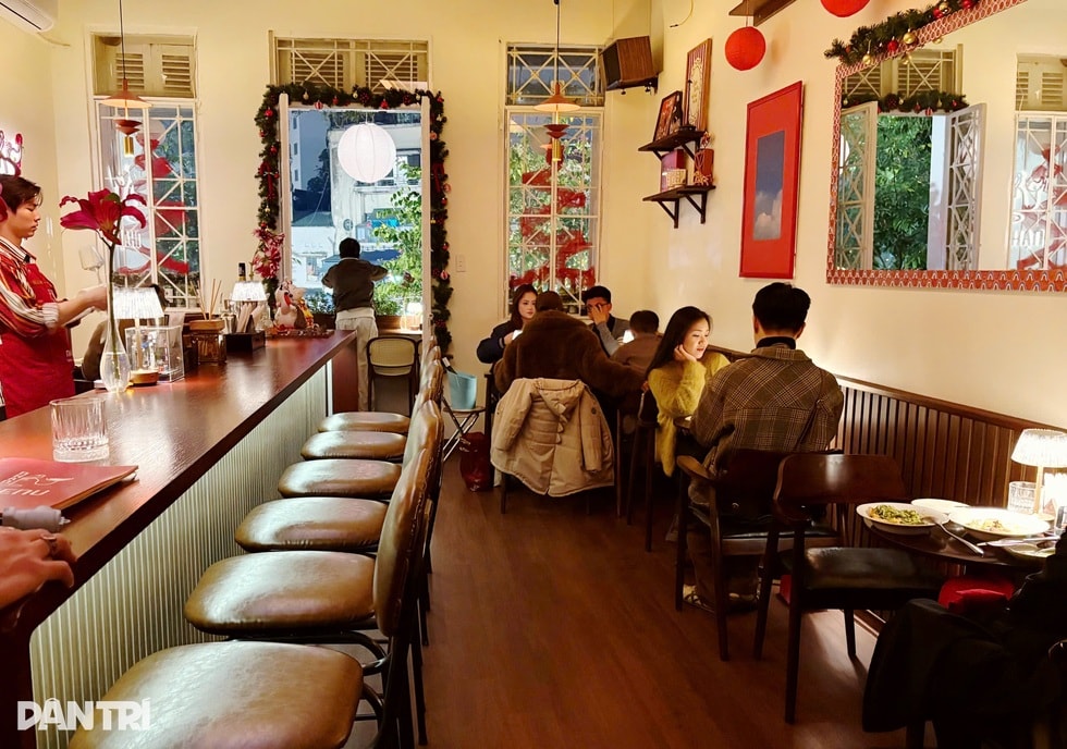 Ẩn trong ngõ nhỏ ở Hà Nội, quán đồ Âu kéo đồ ăn lên xuống bằng ròng rọc - 3