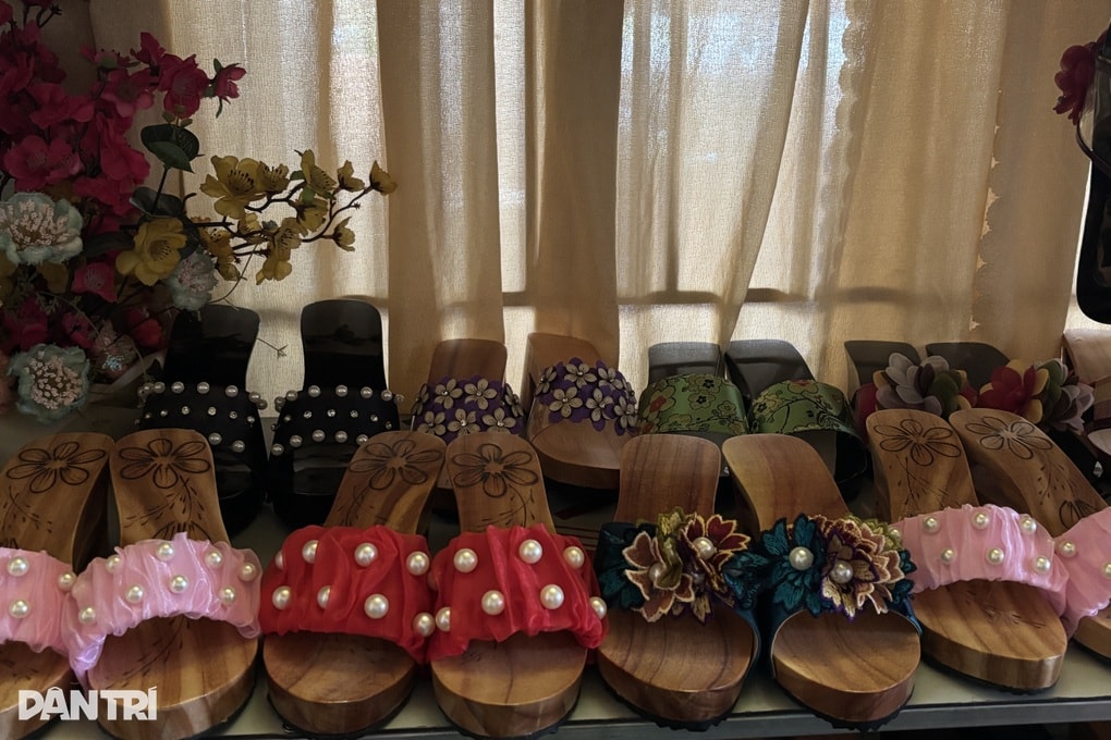 Từng đứng trước nguy cơ mai một, xưởng guốc gỗ tất bật lên đơn mùa Tết - 3 Từng đứng trước nguy cơ mai một, xưởng guốc gỗ tất bật lên đơn mùa Tết - 3