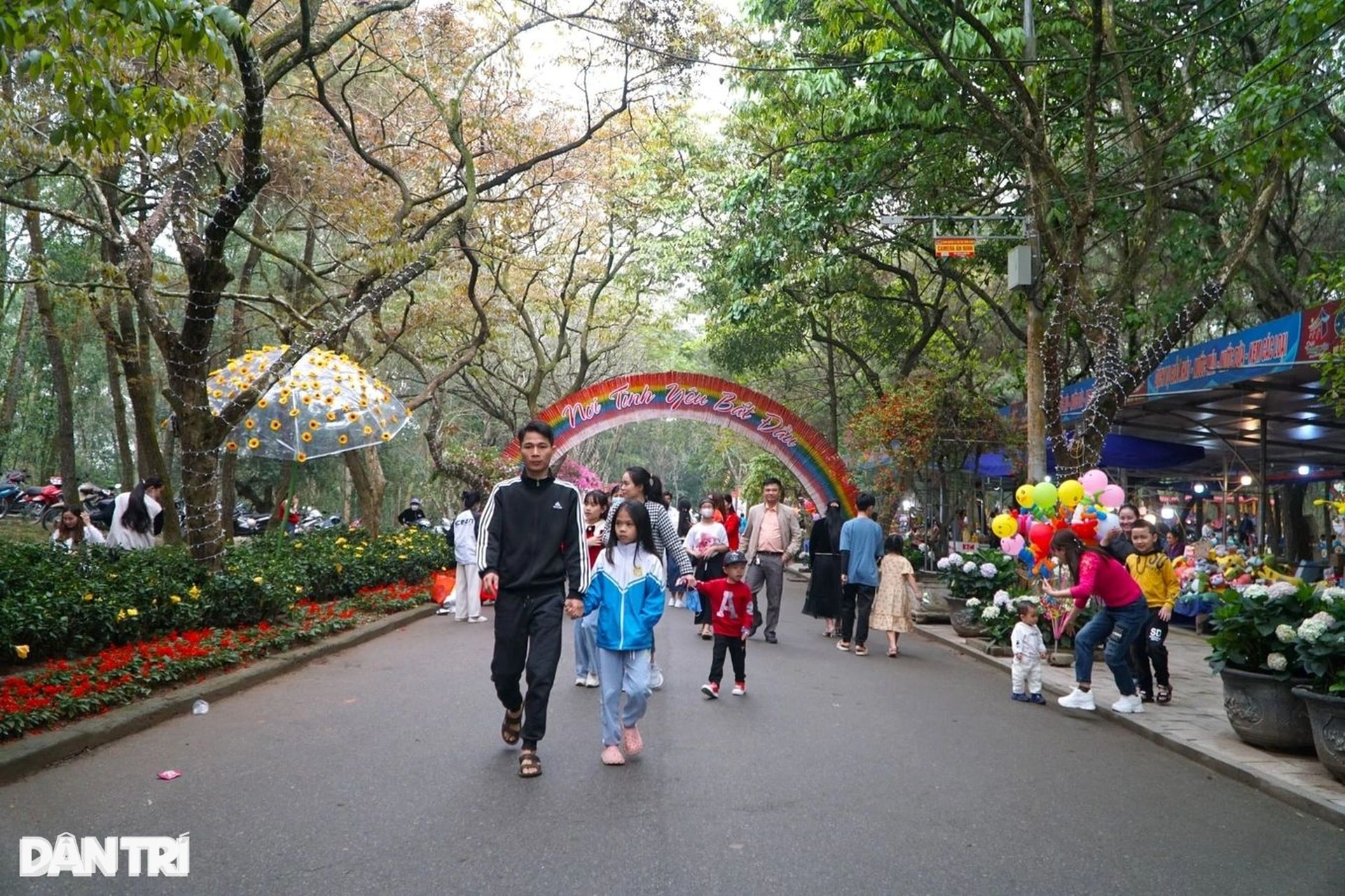 Hai phiến đá biểu tượng của tình yêu trên đỉnh Trường Lệ ở Sầm Sơn - 11 Hai phiến đá biểu tượng của tình yêu trên đỉnh Trường Lệ ở Sầm Sơn - 11