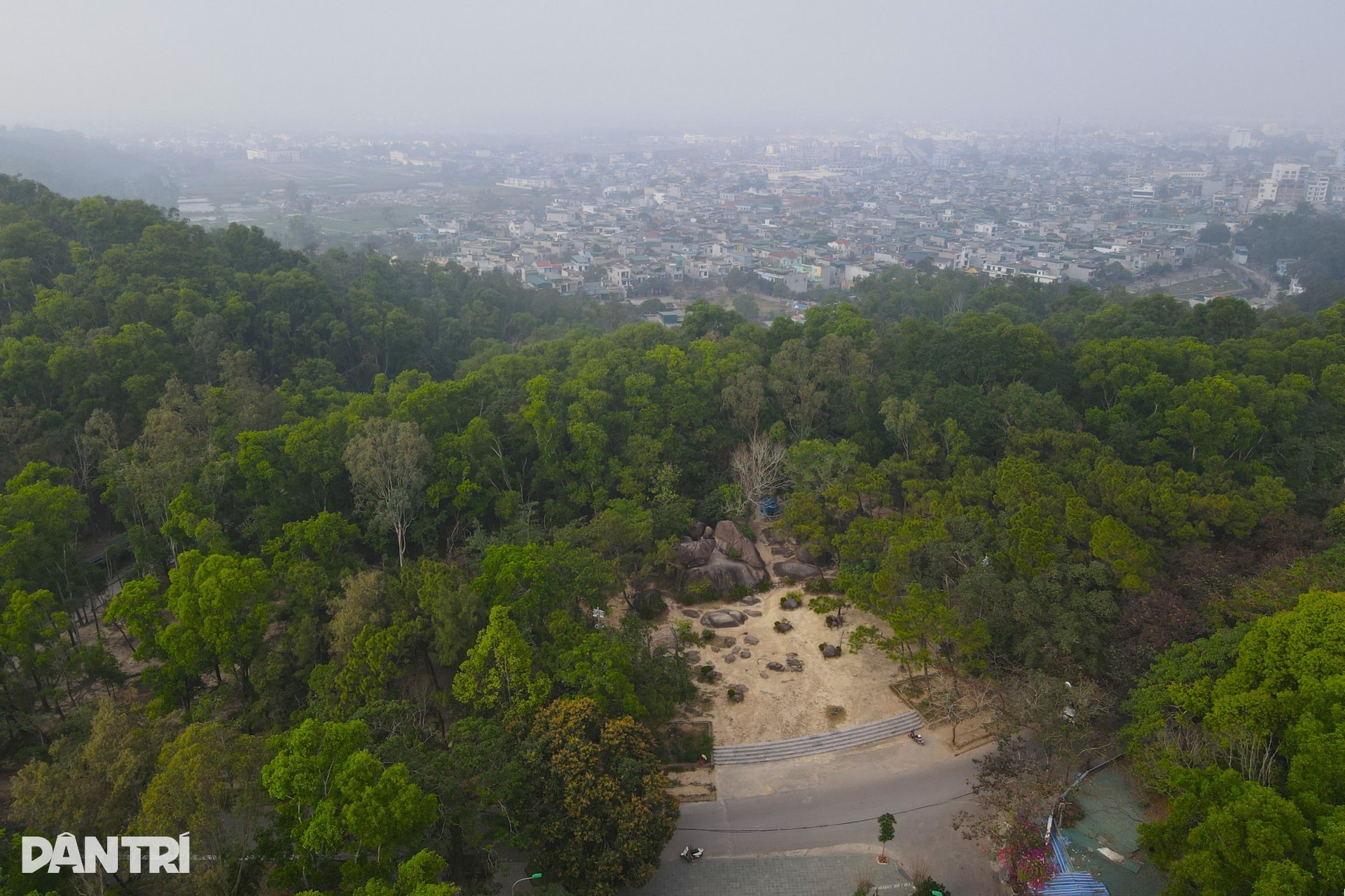 Hai phiến đá biểu tượng của tình yêu trên đỉnh Trường Lệ ở Sầm Sơn - 1 Hai phiến đá biểu tượng của tình yêu trên đỉnh Trường Lệ ở Sầm Sơn - 1