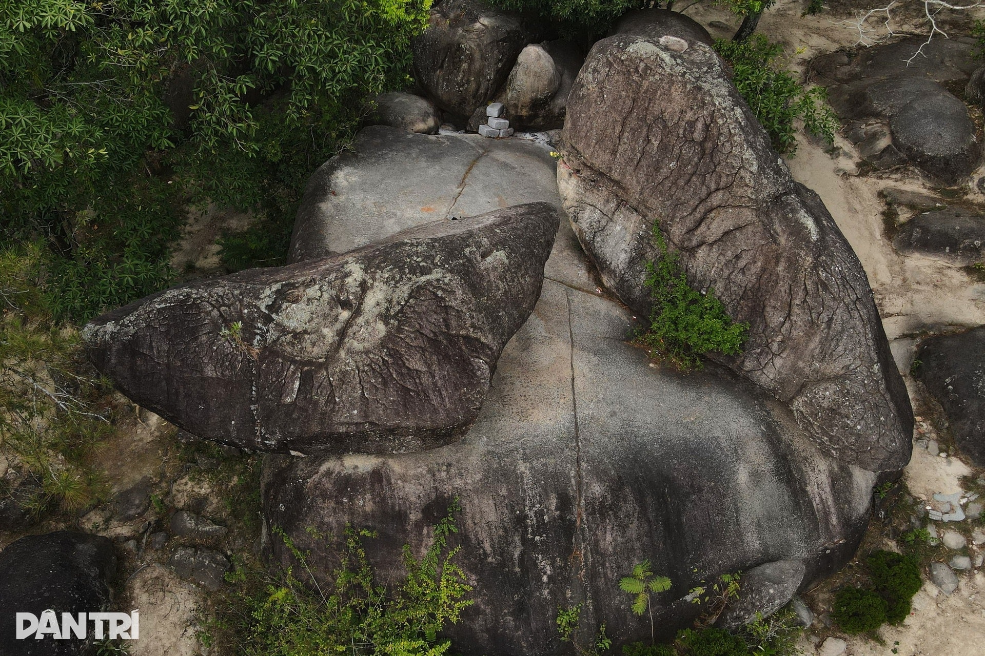 Hai phiến đá biểu tượng của tình yêu trên đỉnh Trường Lệ ở Sầm Sơn - 3 Hai phiến đá biểu tượng của tình yêu trên đỉnh Trường Lệ ở Sầm Sơn - 3