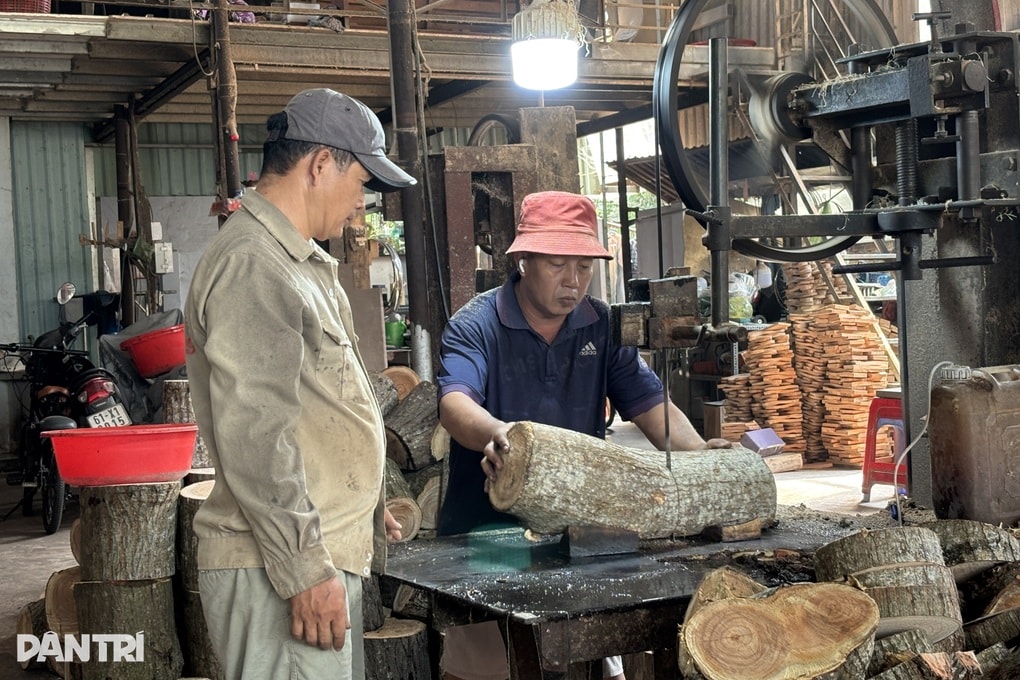 Từng đứng trước nguy cơ mai một, xưởng guốc gỗ tất bật lên đơn mùa Tết - 2 Từng đứng trước nguy cơ mai một, xưởng guốc gỗ tất bật lên đơn mùa Tết - 2