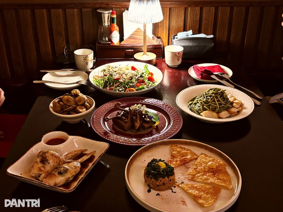 Ẩn trong ngõ nhỏ ở Hà Nội, quán đồ Âu kéo đồ ăn lên xuống bằng ròng rọc - 5