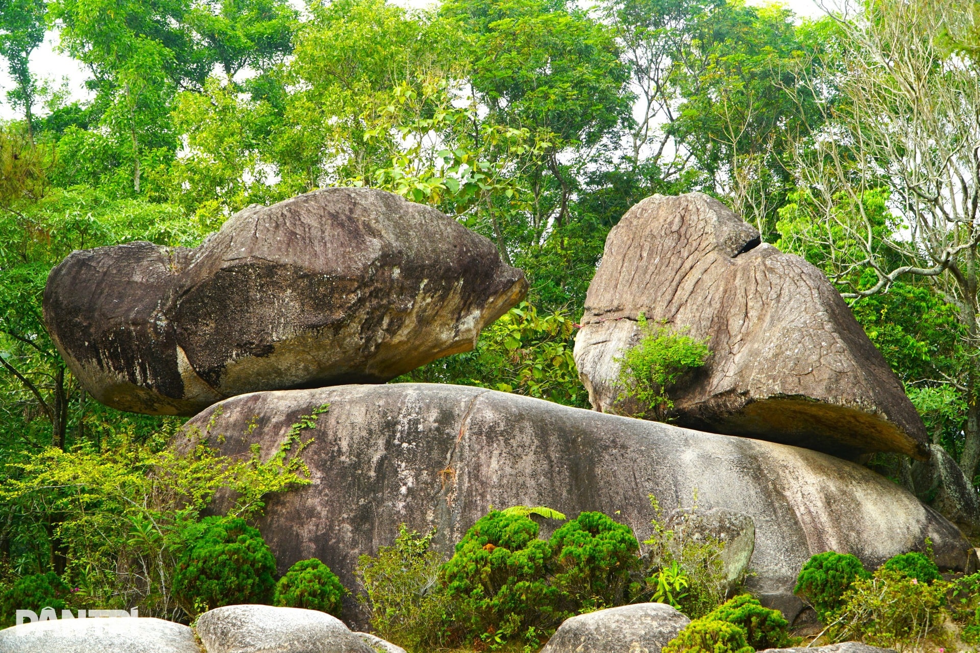 Hai phiến đá biểu tượng của tình yêu trên đỉnh Trường Lệ ở Sầm Sơn - 2 Hai phiến đá biểu tượng của tình yêu trên đỉnh Trường Lệ ở Sầm Sơn - 2