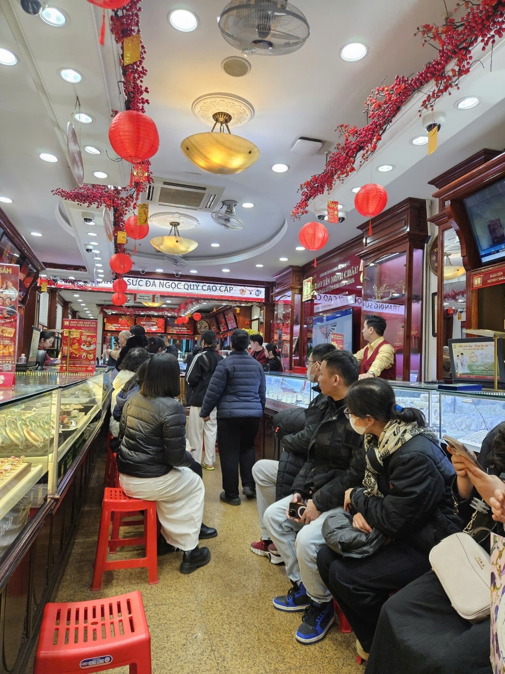 Dân đổ xô đi mua vàng những ngày sát Tết, chấp nhận cầm giấy hẹn 3 tháng - 4