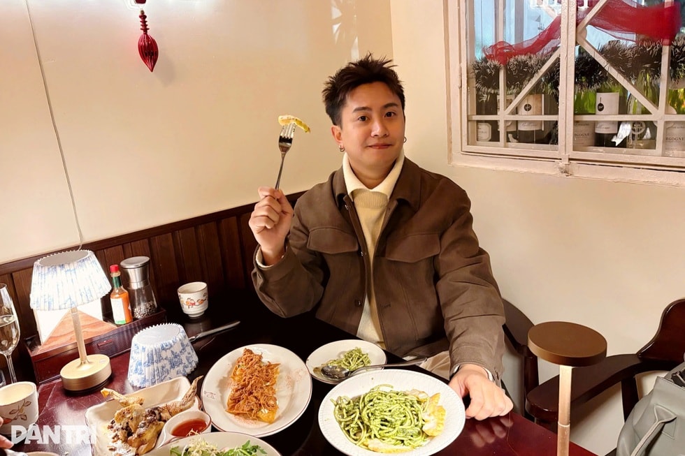 Ẩn trong ngõ nhỏ ở Hà Nội, quán đồ Âu kéo đồ ăn lên xuống bằng ròng rọc - 6