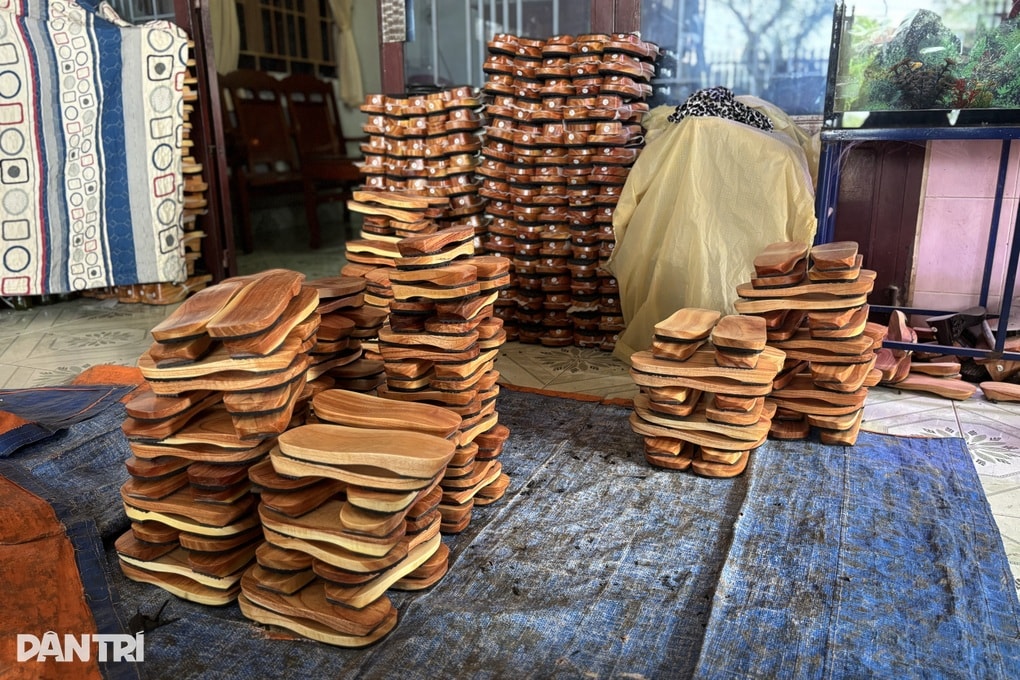 Từng đứng trước nguy cơ mai một, xưởng guốc gỗ tất bật lên đơn mùa Tết - 5 Từng đứng trước nguy cơ mai một, xưởng guốc gỗ tất bật lên đơn mùa Tết - 5