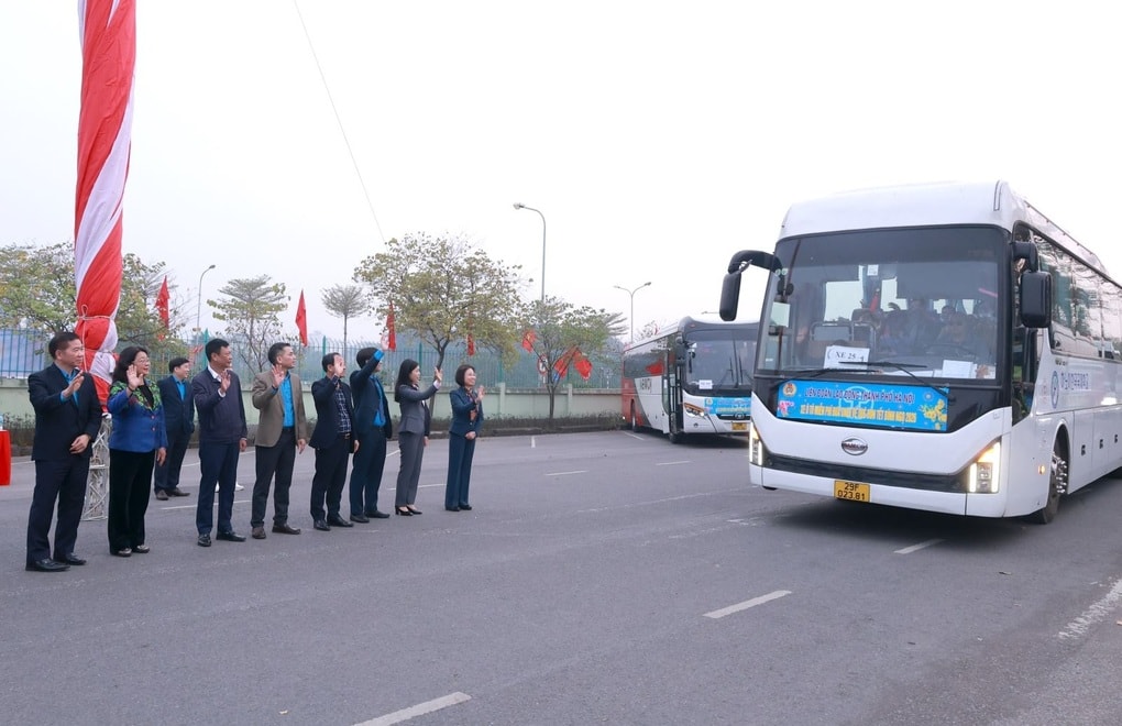 Gia đình công nhân trên chuyến xe về quê đón Tết miễn phí, nhận thêm lì xì - 1 Gia đình công nhân trên chuyến xe về quê đón Tết miễn phí, nhận thêm lì xì - 1