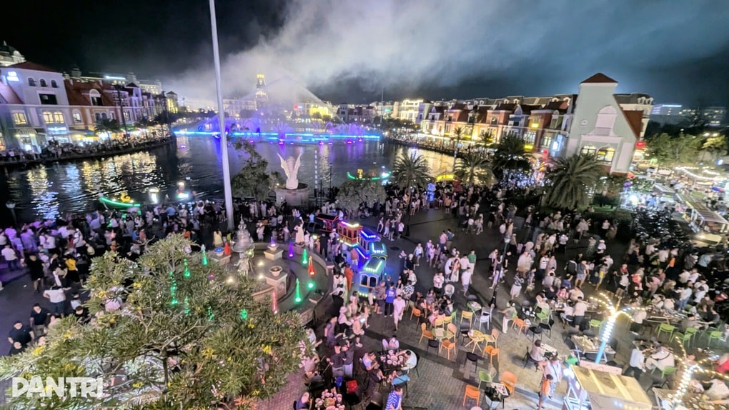 Khách quốc tế kín sân bay Phú Quốc, du lịch bùng nổ - 2 Khách quốc tế kín sân bay Phú Quốc, du lịch bùng nổ - 2