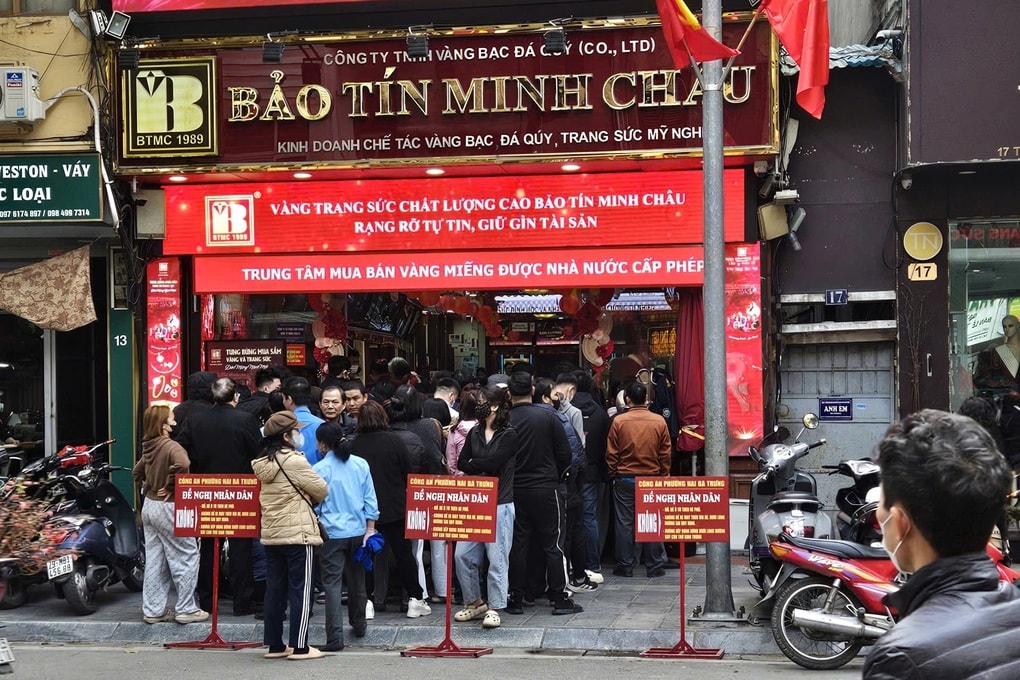 Dân đổ xô đi mua vàng những ngày sát Tết, chấp nhận cầm giấy hẹn 3 tháng - 1