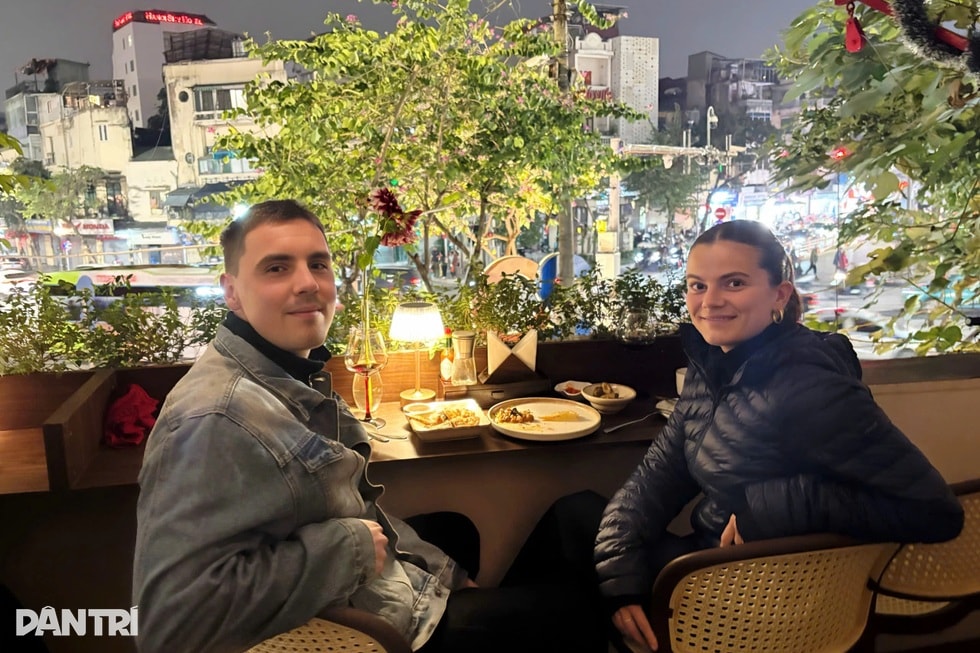 Ẩn trong ngõ nhỏ ở Hà Nội, quán đồ Âu kéo đồ ăn lên xuống bằng ròng rọc - 2