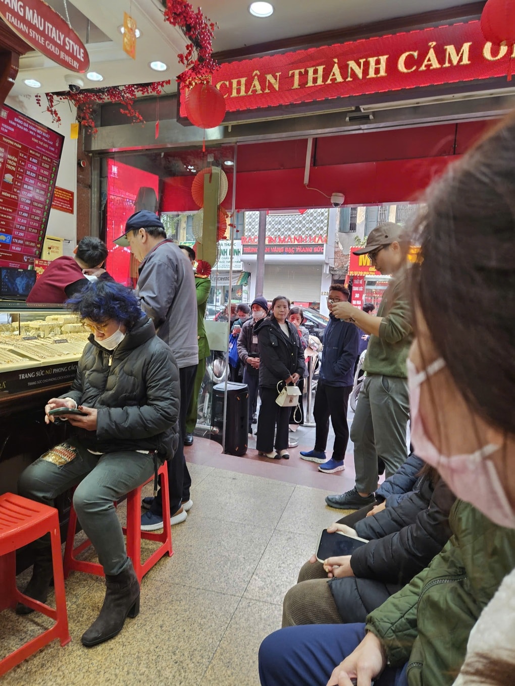 Dân đổ xô đi mua vàng những ngày sát Tết, chấp nhận cầm giấy hẹn 3 tháng - 3