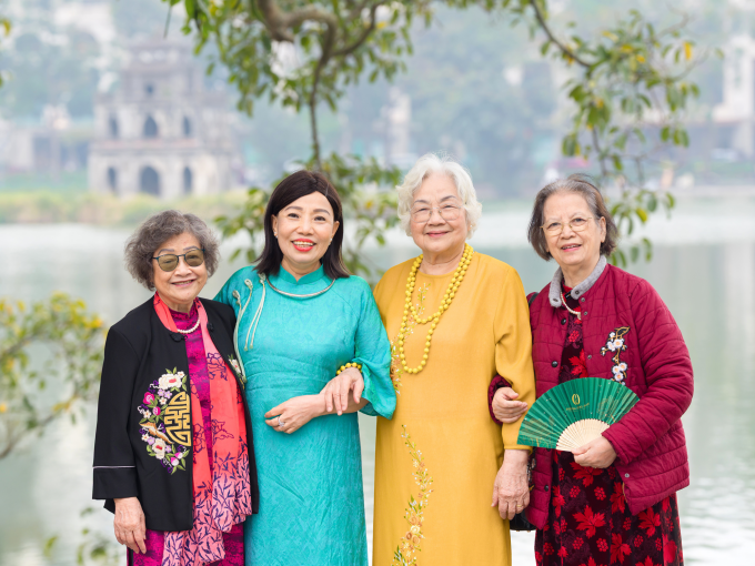 Bà Được (bên phải) du xuân cùng nhóm chị em Phương Đông. Ảnh: Phương Đông Asahi