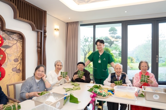 Ông Hải (áo đen) gói bánh chưng cùng những người bạn tại Phương Đông Asahi. Ảnh: Phương Đông Asahi