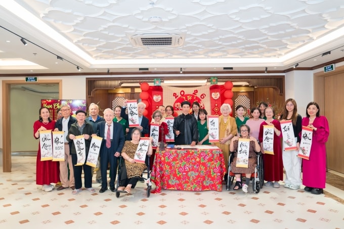 Ông Tịnh (mặc vest, hàng đầu tiên) học viết thư pháp cùng các cư dân. Ảnh: Phương Đông Asahi