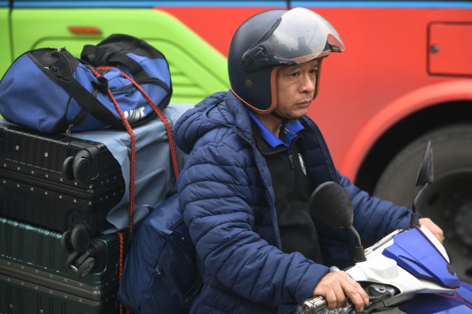 Một người đàn ông chở đồ về quê nghỉ Tết trên đường Khuất Duy Tiến, Hà Nội, chiều 13/2. Ảnh: L.C