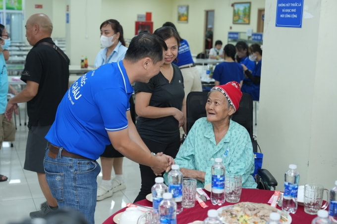 Long Châu và bệnh viện Ung bướu TP HCM tổ chức bữa cơm tất niên cho các bệnh nhân đang điều trị. Ảnh: Long Châu