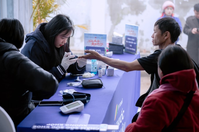 Đội ngũ y tế Long Châu tận tâm khám, tư vấn sức khỏe và phát thuốc miễn phí cho người dân ở Tà Xùa, Sơn La. Ảnh: Long Châu