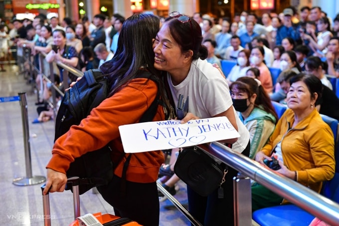 Thân nhân chào đón Việt kiều về nước đón Tết Bính Ngọ tại sân bay Tân Sơn Nhất, ngày 13/2. Ảnh: Thanh Tùng