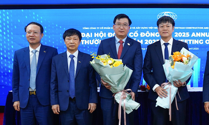 Ông Trần Đình Tuấn (thứ 3 từ trái) khi được bầu vào HĐQT Vinaconex tại phiên họp thường niên của công ty hồi tháng 4/2025. Ảnh: VCG