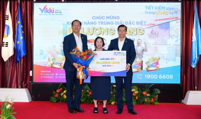 Giải thưởng lớn nhất là 10 lượng vàng SJC được trao cho người trúng thưởng. Ảnh: Vikki Bank