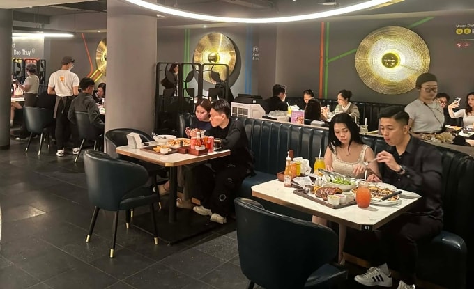 Cửa hàng Union Pizza ở Hoàng Đạo Thúy không còn chỗ trống tối 14/2. Ảnh: Trọng Hiếu