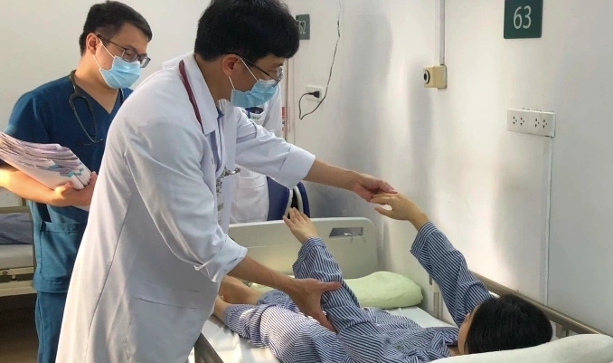 Một bệnh nhân nữ trẻ tuổi điều trị tại Trung tâm Đột quỵ, Bệnh viện Bạch Mai. Ảnh: Đỗ Hằng