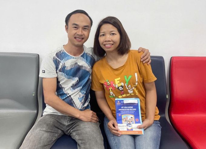 Anh Bằng đưa vợ đi tiêm ngừa tại VNVC. Ảnh: Mộc Thảo